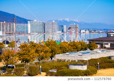 【琵琶湖風景】從湖畔看到的冬季山巒和近海景色 【琵琶湖風景】從湖畔看到的冬季山巒和近海景色 112578760