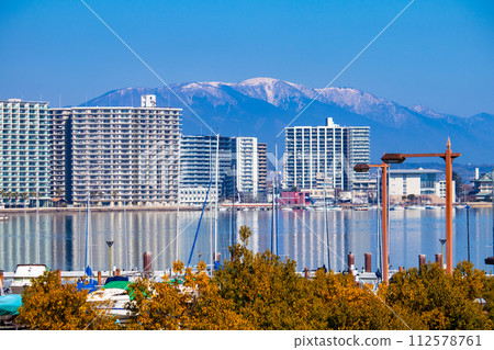 [Biwa Lake Scenery] Winter mountains and offshore scenery seen from the lakeside 112578761