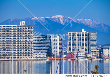 [Biwa Lake Scenery] Winter mountains and offshore scenery seen from the lakeside 112578766