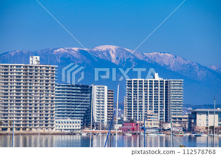 【琵琶湖風景】從湖畔看到的冬季山巒和近海景色 【琵琶湖風景】從湖畔看到的冬季山巒和近海景色 112578768