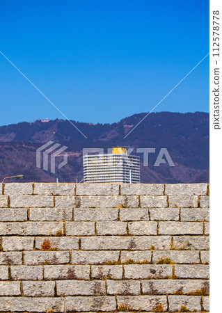 【琵琶湖風景】從湖畔看到的冬季山巒和近海景色 112578778