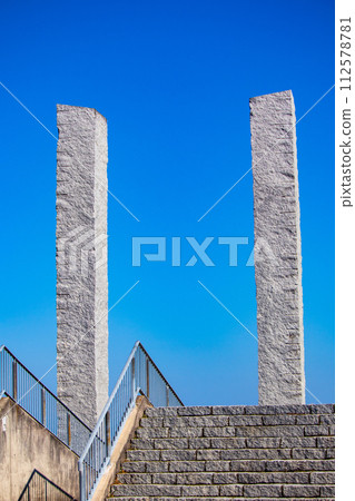 [Biwa Lake Scenery] Winter mountains and offshore scenery seen from the lakeside 112578781