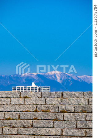 [Biwa Lake Scenery] Winter mountains and offshore scenery seen from the lakeside 112578784
