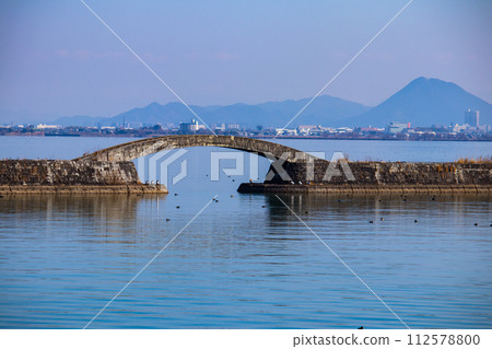 [Biwa Lake Scenery] Winter mountains and offshore scenery seen from the lakeside 112578800