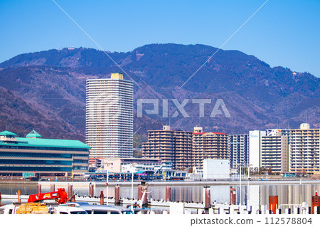 [Biwa Lake Scenery] Winter mountains and offshore scenery seen from the lakeside 112578804