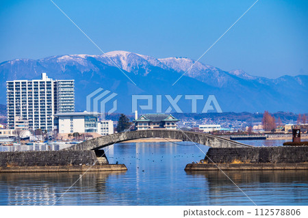 【琵琶湖風景】從湖畔看到的冬季山巒和近海景色 【琵琶湖風景】從湖畔看到的冬季山巒和近海景色 112578806