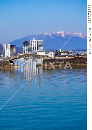 [Biwa Lake Scenery] Winter mountains and offshore scenery seen from the lakeside 112578821