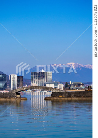 [Biwa Lake Scenery] Winter mountains and offshore scenery seen from the lakeside 112578822