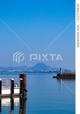 【琵琶湖風景】從湖畔看到的冬季山巒和近海景色 【琵琶湖風景】從湖畔看到的冬季山巒和近海景色 112578830