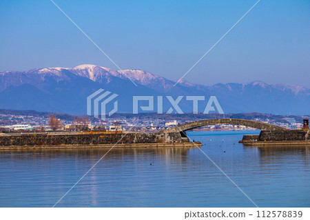【琵琶湖風景】從湖畔看到的冬季山巒和近海景色 112578839
