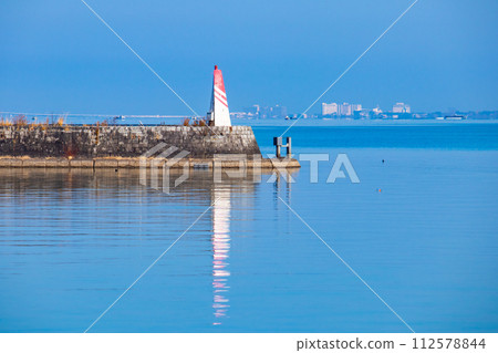 【琵琶湖風景】從湖畔看到的冬季山巒和近海景色 【琵琶湖風景】從湖畔看到的冬季山巒和近海景色 112578844