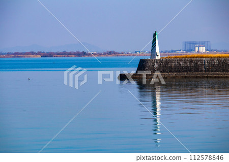【琵琶湖風景】從湖畔看到的冬季山巒和近海景色 112578846