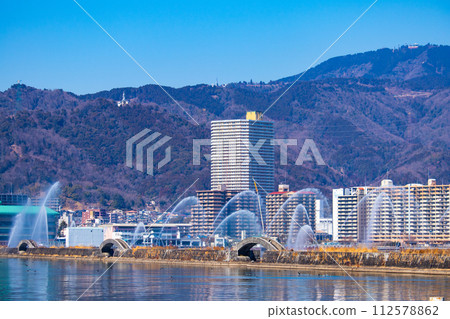 【琵琶湖風景】從湖畔看到的冬季山巒和近海景色 112578862