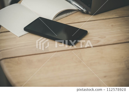 桌上的智能手機 112578928