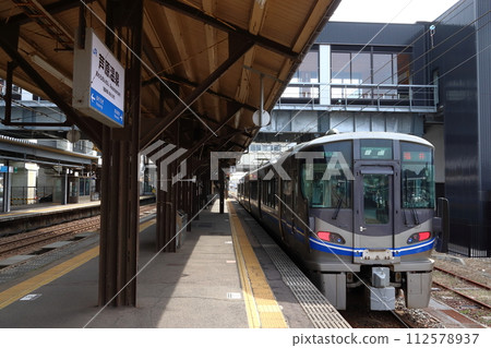 北陸本線521系(金澤⇔敦賀)在蘆原溫泉站停靠 北陸本線521系(金澤⇔敦賀)在蘆原溫泉站停靠 112578937