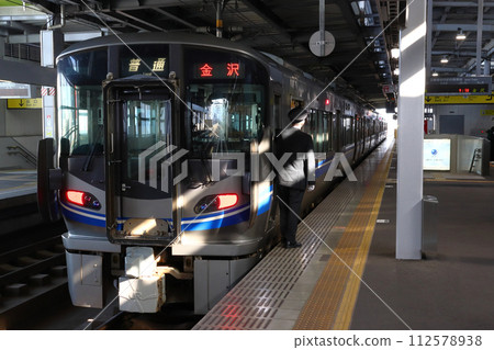 Hokuriku Main Line 521 series (Kanazawa ⇔ Tsuruga) stopping at Komatsu Station 112578938