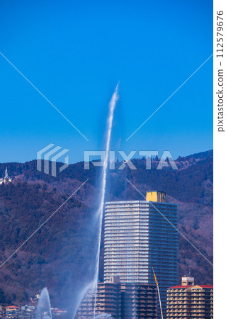 [Biwa Lake Scenery] Winter mountains and offshore scenery seen from the lakeside 112579676