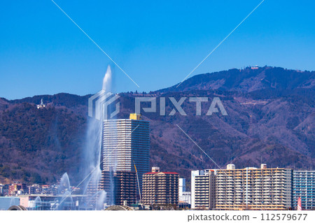[Biwa Lake Scenery] Winter mountains and offshore scenery seen from the lakeside 112579677