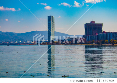 【琵琶湖風景】從湖畔看到的冬季山巒和近海景色 112579706