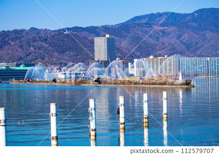 【琵琶湖風景】從湖畔看到的冬季山巒和近海景色 112579707