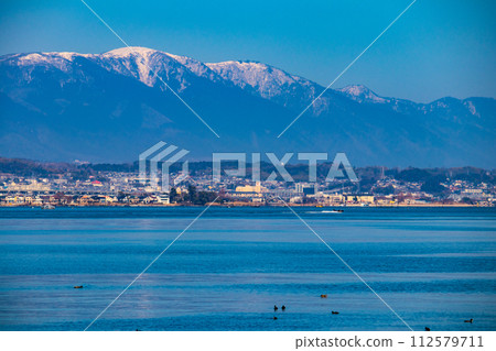 [Biwa Lake Scenery] Winter mountains and offshore scenery seen from the lakeside 112579711
