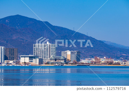 【琵琶湖風景】從湖畔看到的冬季山巒和近海景色 【琵琶湖風景】從湖畔看到的冬季山巒和近海景色 112579716