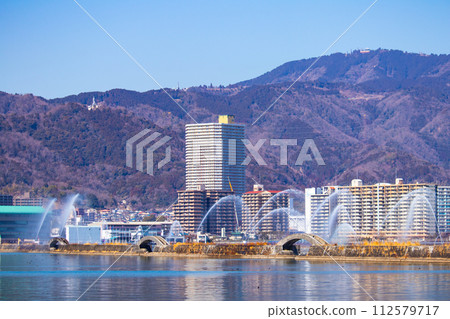 【琵琶湖風景】從湖畔看到的冬季山巒和近海景色 【琵琶湖風景】從湖畔看到的冬季山巒和近海景色 112579717
