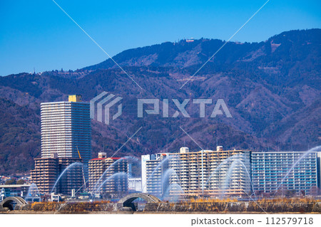 【琵琶湖風景】從湖畔看到的冬季山巒和近海景色 112579718
