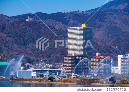 【琵琶湖風景】從湖畔看到的冬季山巒和近海景色 【琵琶湖風景】從湖畔看到的冬季山巒和近海景色 112579720