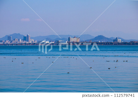 [Biwa Lake Scenery] Winter mountains and offshore scenery seen from the lakeside 112579741
