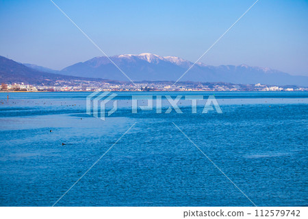 【琵琶湖風景】從湖畔看到的冬季山巒和近海景色 【琵琶湖風景】從湖畔看到的冬季山巒和近海景色 112579742