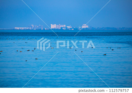 【琵琶湖風景】從湖畔看到的冬季山巒和近海景色 【琵琶湖風景】從湖畔看到的冬季山巒和近海景色 112579757