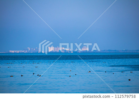 【琵琶湖風景】從湖畔看到的冬季山巒和近海景色 【琵琶湖風景】從湖畔看到的冬季山巒和近海景色 112579758