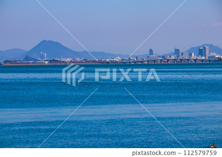 【琵琶湖風景】從湖畔看到的冬季山巒和近海景色 112579759