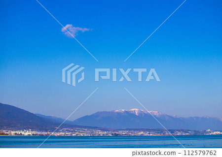 [Biwa Lake Scenery] Winter mountains and offshore scenery seen from the lakeside 112579762