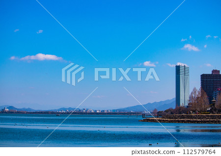 [Biwa Lake Scenery] Winter mountains and offshore scenery seen from the lakeside 112579764
