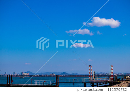 [Biwa Lake Scenery] Winter mountains and offshore scenery seen from the lakeside 112579782