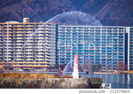 【琵琶湖風景】從湖畔看到的冬季山巒和近海景色 【琵琶湖風景】從湖畔看到的冬季山巒和近海景色 112579805