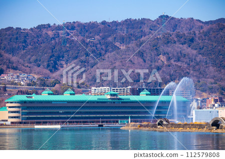 【琵琶湖風景】從湖畔看到的冬季山巒和近海景色 112579808