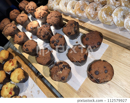 Lines of delicious chocolate and vanilla muffins Freshly baked homemade chocolate chip muffins 112579927