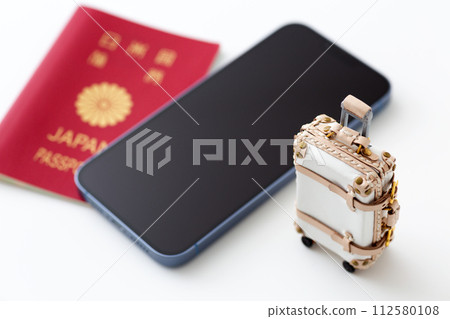 旅行包行李箱、智慧型手機和護照 112580108
