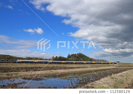 255 series limited express Shiosai running on the Sobu Main Line on a clear day_Photo taken on February 26, 2024 112580129