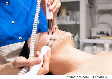 Procedure for biomechanical myostimulation of the face. Skin rejuvenation with microcurrents in a cosmetology clinic 112580676