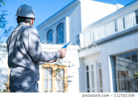 建築相關承包商正在工作的場景 112581306