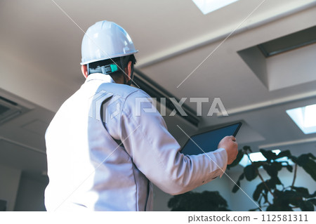 A scene where construction-related contractors are working 112581311