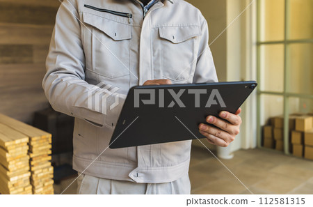 建築相關承包商正在工作的場景 112581315