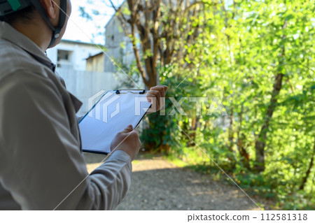 A scene where construction-related contractors are working 112581318
