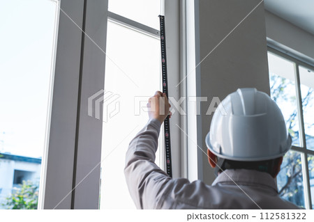 建築相關承包商正在工作的場景 112581322