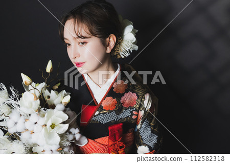 黑色長袖和服的女人 112582318