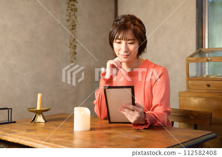 A woman choosing a menu at a cafe 112582408